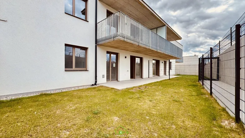 Neubau-Wohnung mit privater Terrasse und kleinem Gartenbereich im Erdgeschoss sowie Balkon.