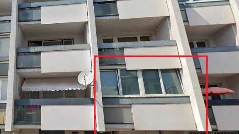 Mehrstöckiges Apartmentgebäude mit mehreren Balkonen und moderner Fassadengestaltung.