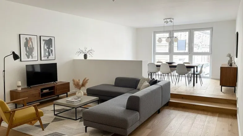Modernes, helles Wohn- und Esszimmer auf zwei Ebenen mit Holzboden und stilvoller Einrichtung.