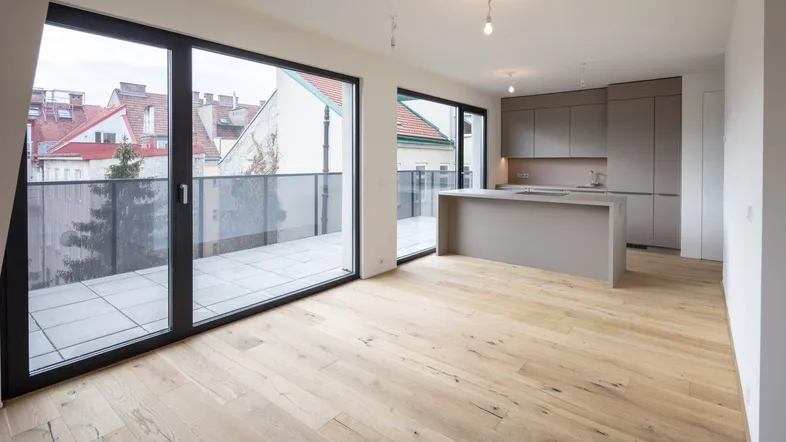 Heller offener Wohnbereich mit moderner Küche, Holzboden und Zugang zu einer großzügigen Terrasse mit Stadtblick.