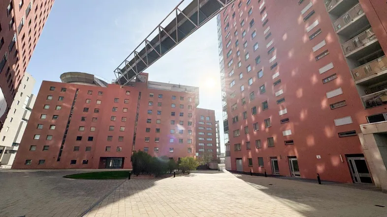 Moderne Wohngebäude mit markanter Architektur und sonnigem Außenbereich.