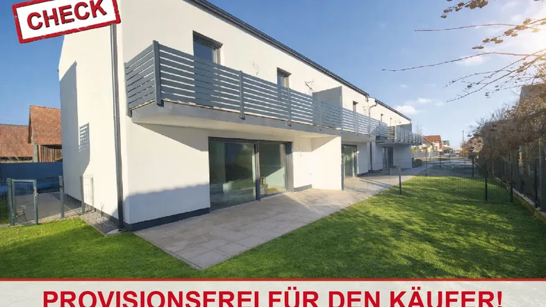 Moderne Reihenhäuser mit weißen Fassaden, Balkonen, Terrassen und gepflegten Rasenflächen unter blauem Himmel.