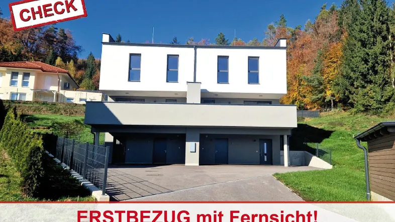 Moderne Doppelhaushälfte mit weißer Fassade und grauen Akzenten, eingebettet in eine grüne Hügellandschaft.