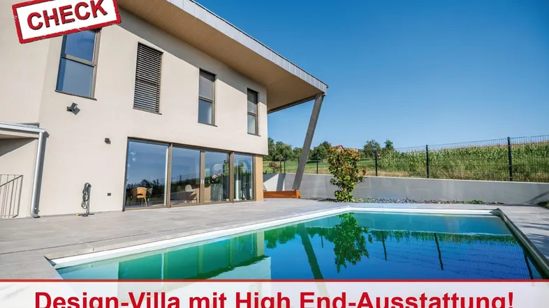 Moderne Design-Villa mit großem Pool und Terrasse unter blauem Himmel.