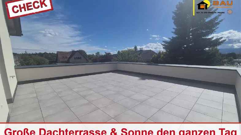 Große, sonnige Dachterrasse mit hellen Fliesen und weitem Blick über die Umgebung.