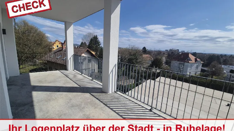 Geräumige Terrasse mit weitem Blick über die Stadt und die umliegende Landschaft.