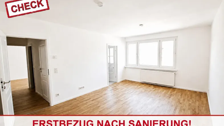 Helles, frisch saniertes Zimmer mit neuem Parkettboden und großen Fenstern, bereit für den Erstbezug.