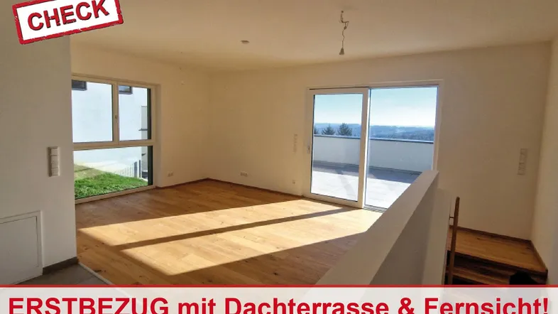 Helles Wohnzimmer mit Holzboden, großen Fenstern und Zugang zu einer Dachterrasse mit Fernsicht.