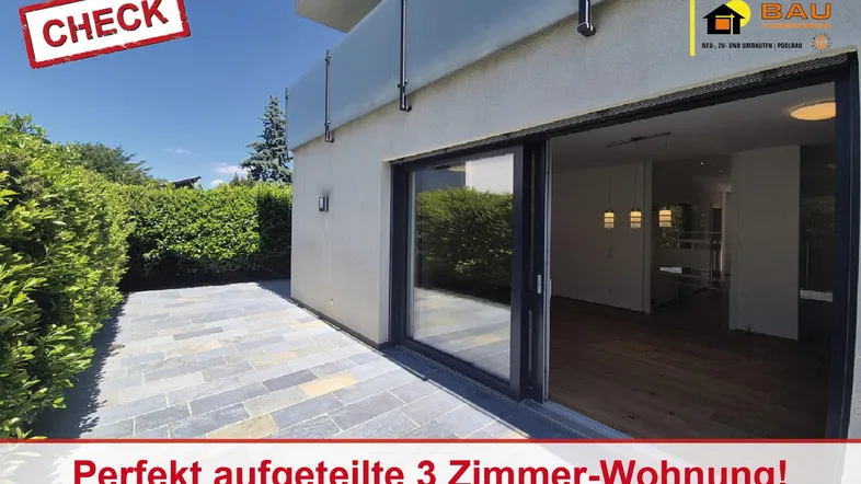 Geräumige Terrasse mit Steinplatten und Hecke, die Zugang zum hellen Innenbereich bietet.