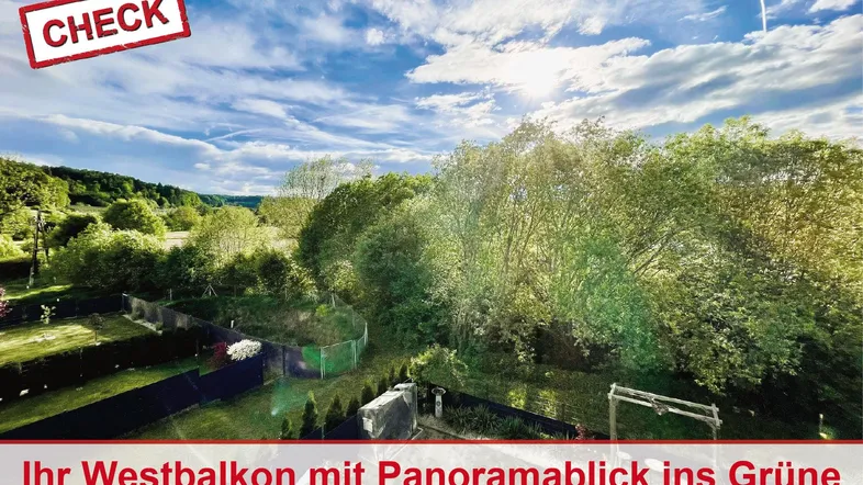 Panoramablick ins Grüne von einem Westbalkon mit weitem Himmel und viel Natur.