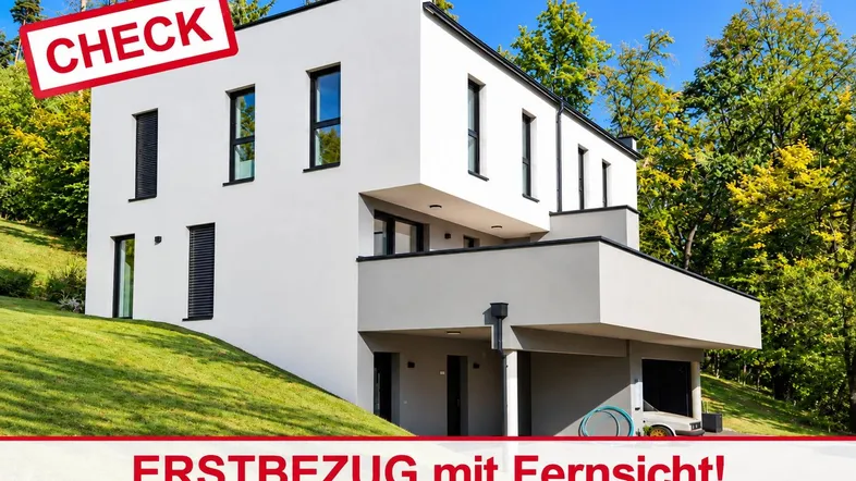 Modernes weißes Einfamilienhaus mit Flachdach, großen Fenstern und Carport, eingebettet in eine grüne Hügellandschaft.