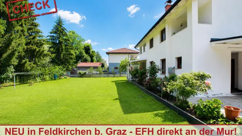 Großzügiger Gartenbereich mit gepflegtem Rasen und Blick auf das Einfamilienhaus.