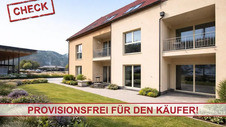 Moderne Wohnanlage mit gepflegtem Vorgarten, Balkonen und Terrassen im Erdgeschoss.