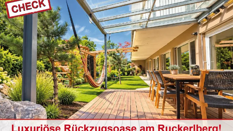 Luxuriöse Holzterrasse mit Glasdach, Essbereich und Hängematte, umgeben von einem gepflegten Garten.