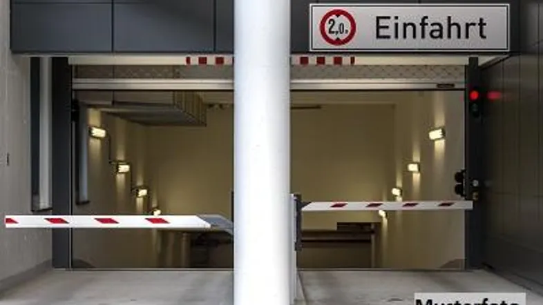 Einfahrt zu einer Tiefgarage mit Schranke und Höhenbegrenzung von 2,0 Metern.