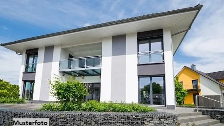 Modernes Einfamilienhaus mit Flachdach, Balkon und ansprechender Fassadengestaltung in einer grünen Umgebung.