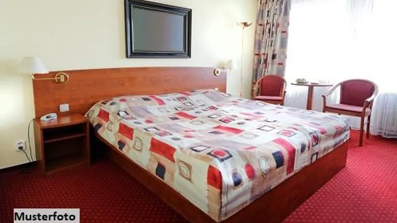 Gemütliches Schlafzimmer mit Doppelbett, rotem Teppichboden und einem Fenster, das natürliches Licht hereinlässt.