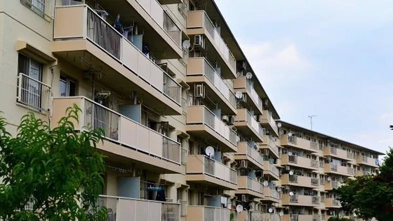 Mehrstöckiges Wohngebäude mit zahlreichen Balkonen und moderner Fassadengestaltung.