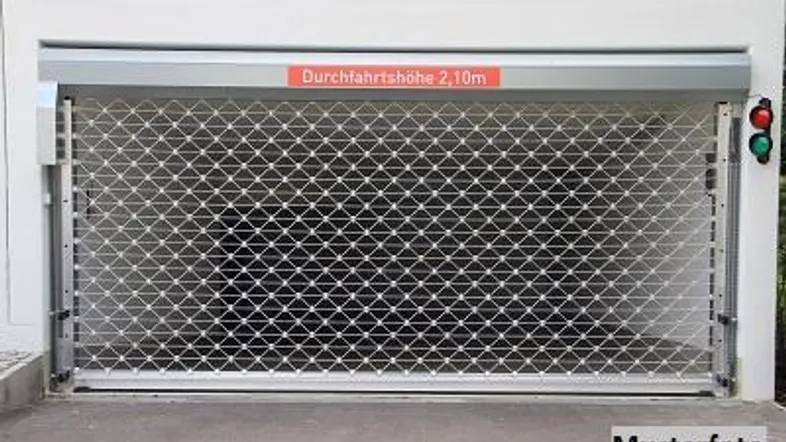Garageneinfahrt mit einem Rolltor und einer Höhenbegrenzung von 2,10 Metern.