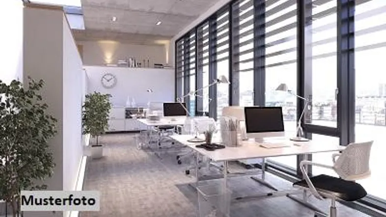 Modernes Büro mit mehreren Arbeitsplätzen, großen Fenstern und viel Tageslicht, ideal für eine produktive Arbeitsumgebung.