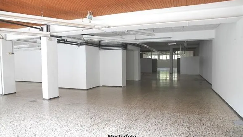 Großer, leerer Gewerberaum mit Holzlattendecke, weißen Wänden und Säulen, ideal für verschiedene Nutzungen.