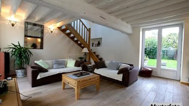 Helles Wohnzimmer mit Holzbalkendecke, Parkettboden und direktem Zugang zum Gartenbereich.