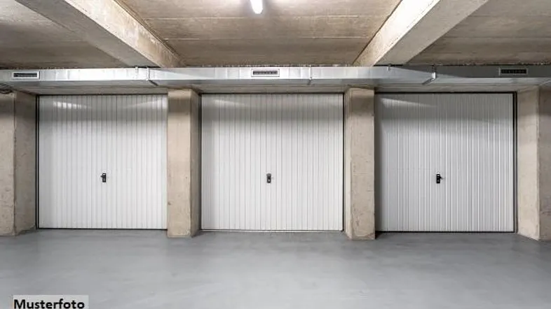 Tiefgarage mit drei Garagentoren und sichtbaren Betonpfeilern und -decken.