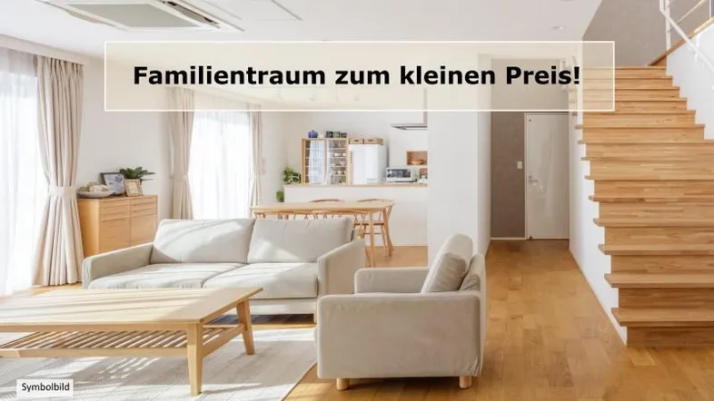 Lichtdurchfluteter, offener Wohn- und Essbereich mit Holzboden, moderner Einrichtung, integrierter Küche und Holztreppe.