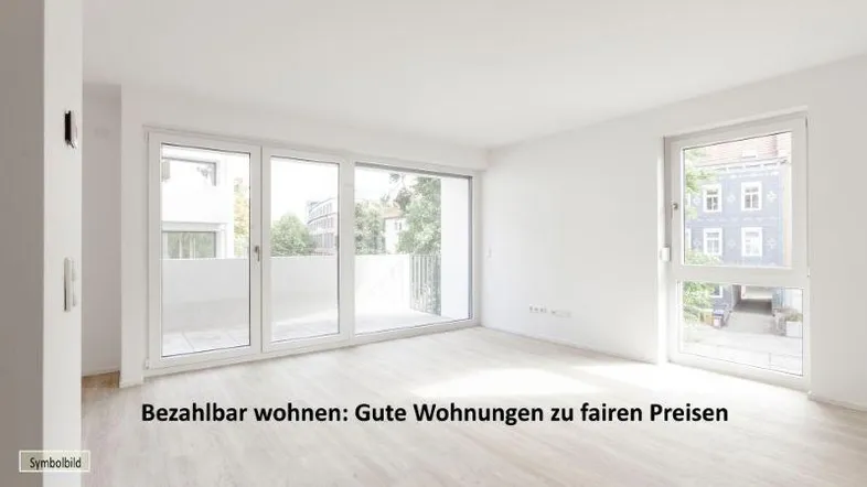 Heller, leerer Raum mit großen Fenstern und hellem Laminatboden, ideal für ein Wohnzimmer.