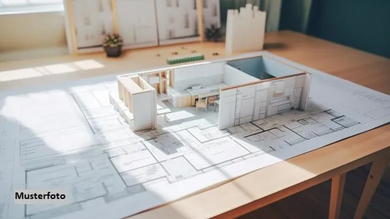 Architekturmodell eines Hauses auf einem Grundrissplan mit detaillierter Raumaufteilung und viel Licht.