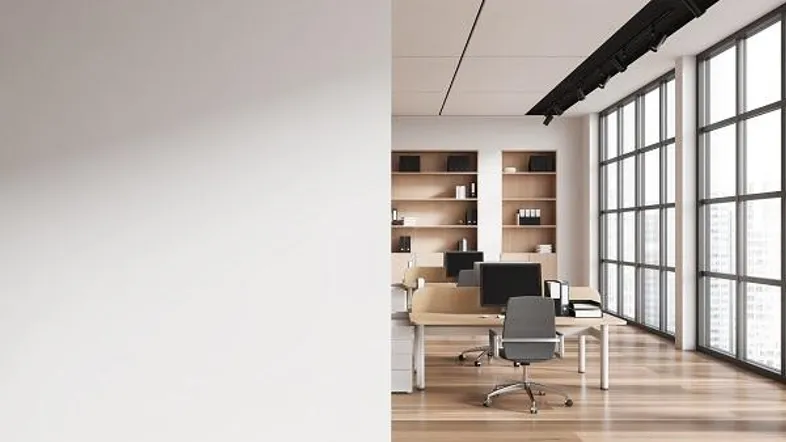 Modernes Büro mit großen Fenstern, Holzboden und integrierten Regalen, ideal für eine produktive Arbeitsumgebung.