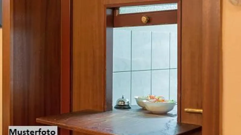 Pass-Through-Fenster aus Holz zwischen zwei Räumen mit Fliesen im Hintergrund und einer Ablagefläche.