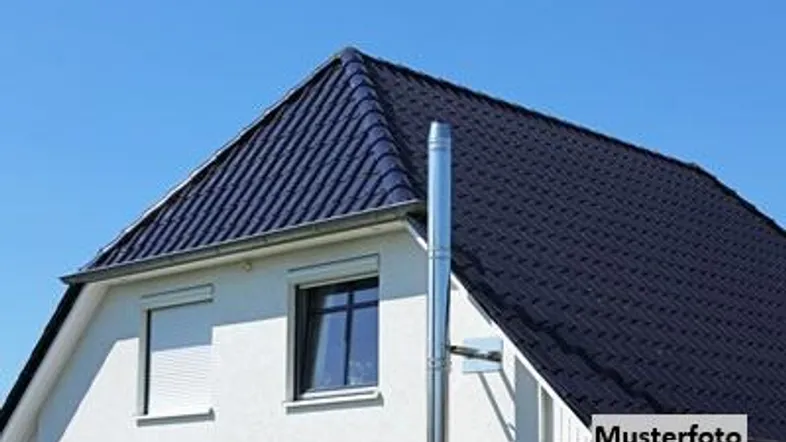 Dach eines Hauses mit blauen Ziegeln, weißer Fassade und Schornstein unter klarem Himmel.