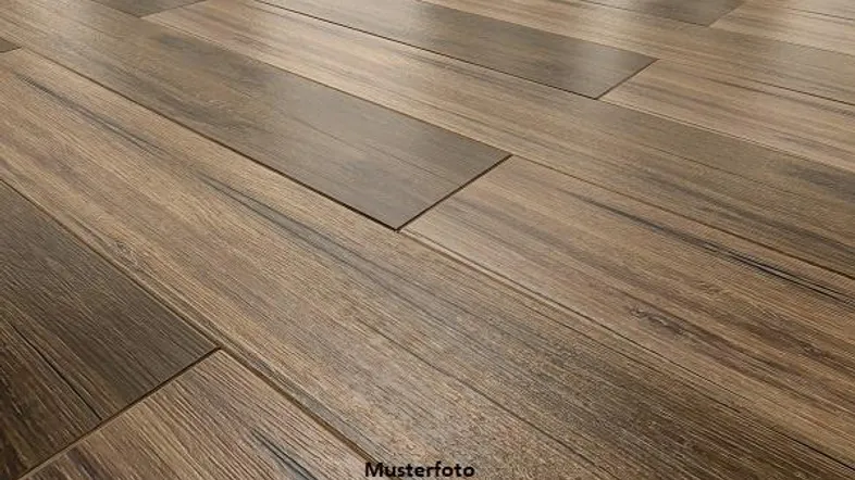 Nahaufnahme eines Holzfußbodens mit natürlicher Maserung und warmer Farbgebung, der gut gepflegt erscheint.
