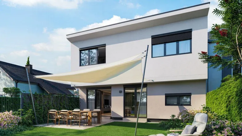 Moderner Neubau mit großem Garten, Terrasse und Sonnensegel für entspannte Stunden im Freien.