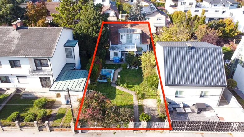 Luftaufnahme des Grundstücks mit dem Haus und Garten, umgeben von weiteren Wohnhäusern.