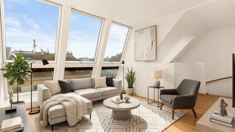 Helles Wohnzimmer mit moderner Einrichtung, Dachschrägen und großen Fenstern mit Stadtblick.