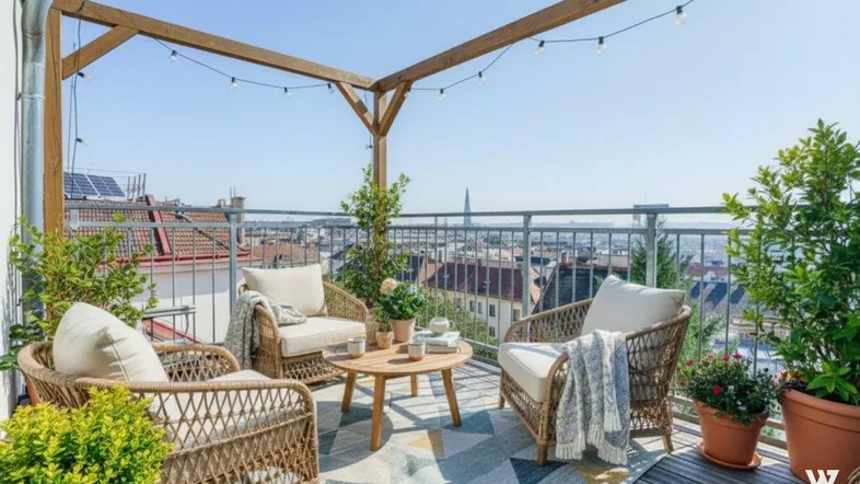 Sonnige Dachterrasse mit gemütlicher Rattan-Sitzgruppe, Holzpergola, Lichterkette und weitem Stadtblick.