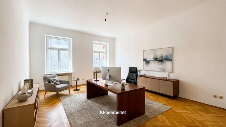 Helles Büro mit modernem Schreibtisch, Parkettboden und großen Fenstern, ideal für produktives Arbeiten.
