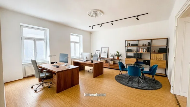 Helles und modernes Büro mit mehreren Arbeitsplätzen, Laminatboden und großen Fenstern für viel Tageslicht.