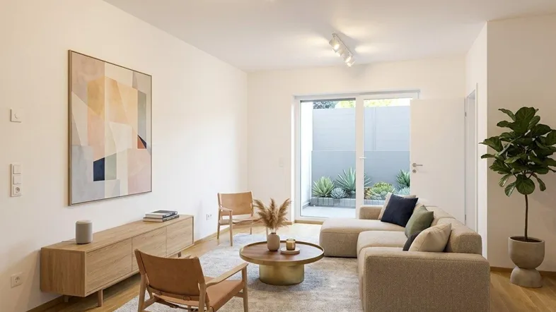 Helles, modern eingerichtetes Wohnzimmer mit Holzboden und Zugang zu einer privaten Terrasse.