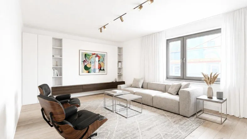 Helles, modern eingerichtetes Wohnzimmer mit Holzboden, großem Fenster und integrierten Regalen.