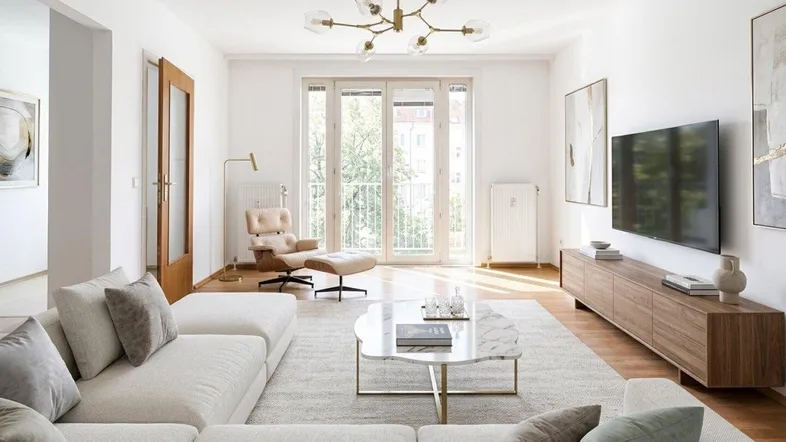 Helles Wohnzimmer mit modernem Design, Parkettboden und Zugang zu einem französischen Balkon.