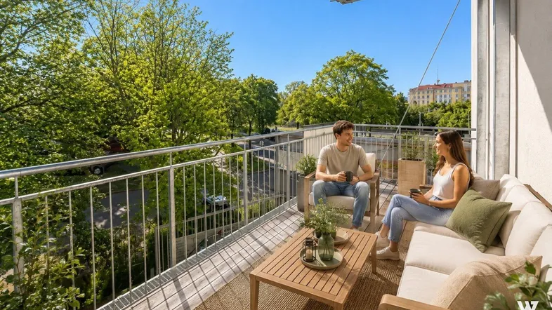 Möblierter Balkon mit Blick ins Grüne und auf die Straße, ideal für entspannte Stunden im Freien.