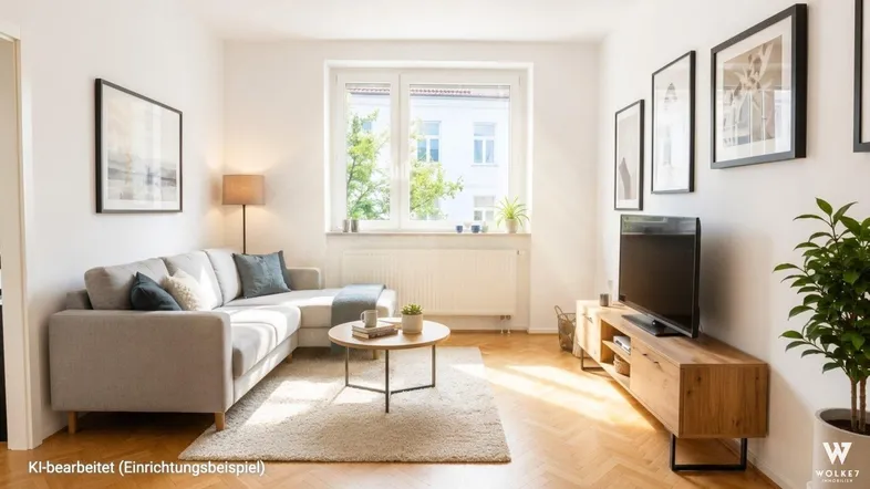 Helles Wohnzimmer mit modernem Sofa, Parkettboden und Blick ins Grüne durch das große Fenster.