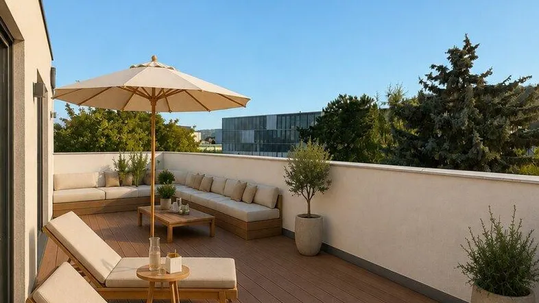 Große Dachterrasse mit Holzbelag, bequemen Lounge-Möbeln und Sonnenschirm für entspannte Stunden im Freien.