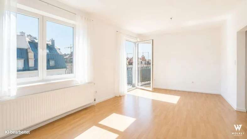 Helles Wohnzimmer mit Laminatboden, großen Fenstern und Zugang zu einem Balkon mit Stadtblick.