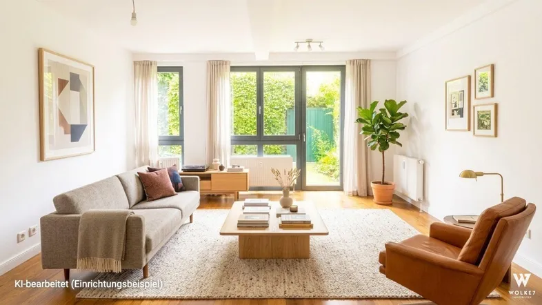 Helles Wohnzimmer mit modernen Möbeln, Holzboden und Blick in den grünen Garten.