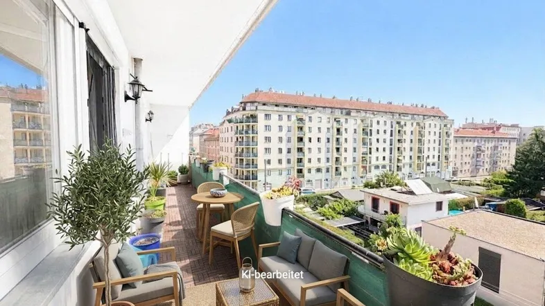 Geräumiger Balkon mit bequemen Gartenmöbeln und weitem Blick auf die umliegende Stadt.