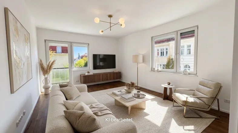 Helles, modern eingerichtetes Wohnzimmer mit Holzboden, großem Sofa und Zugang zu einem französischen Balkon.